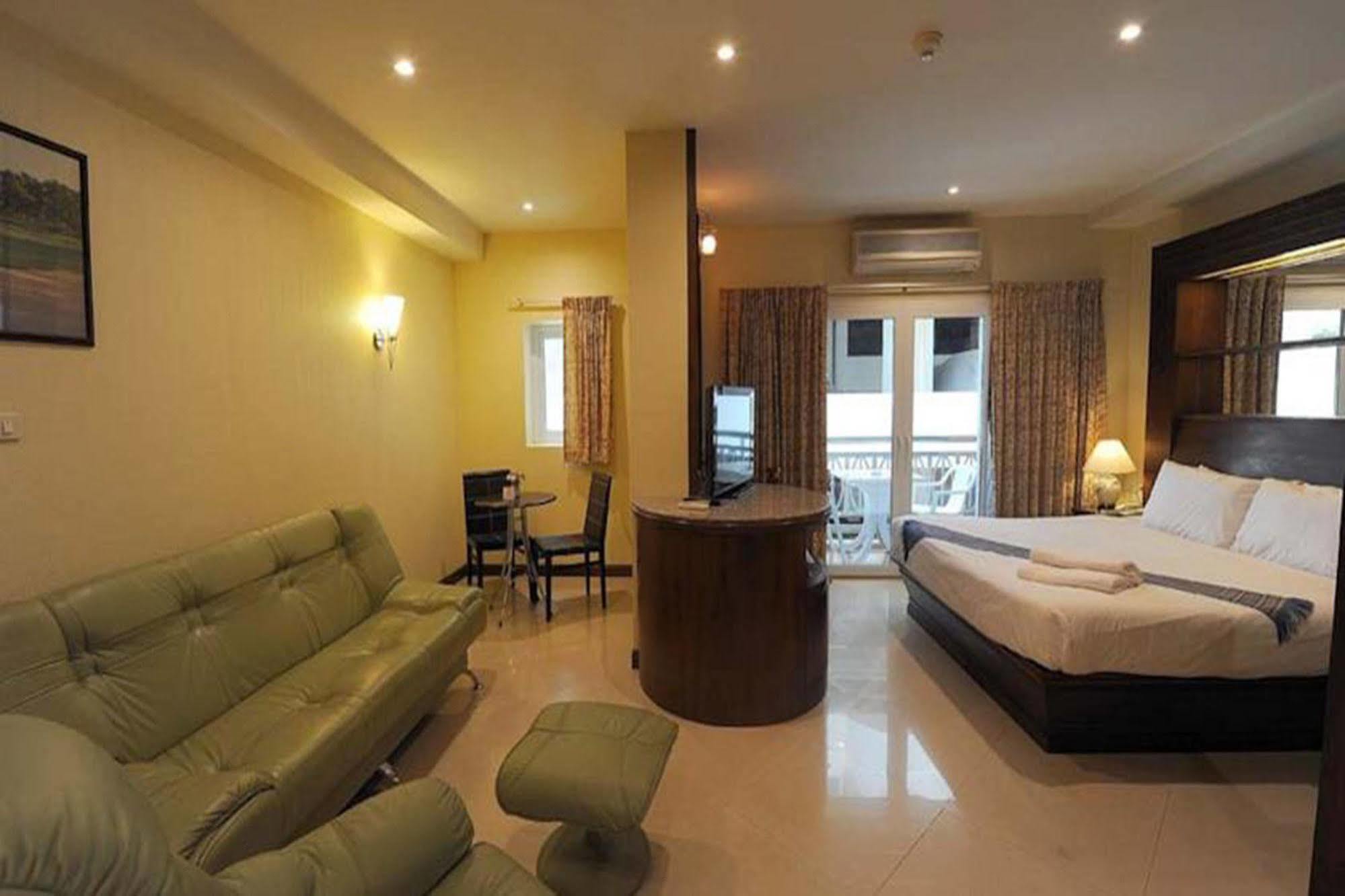 Whitehouse Condotel Pattaya Esterno foto