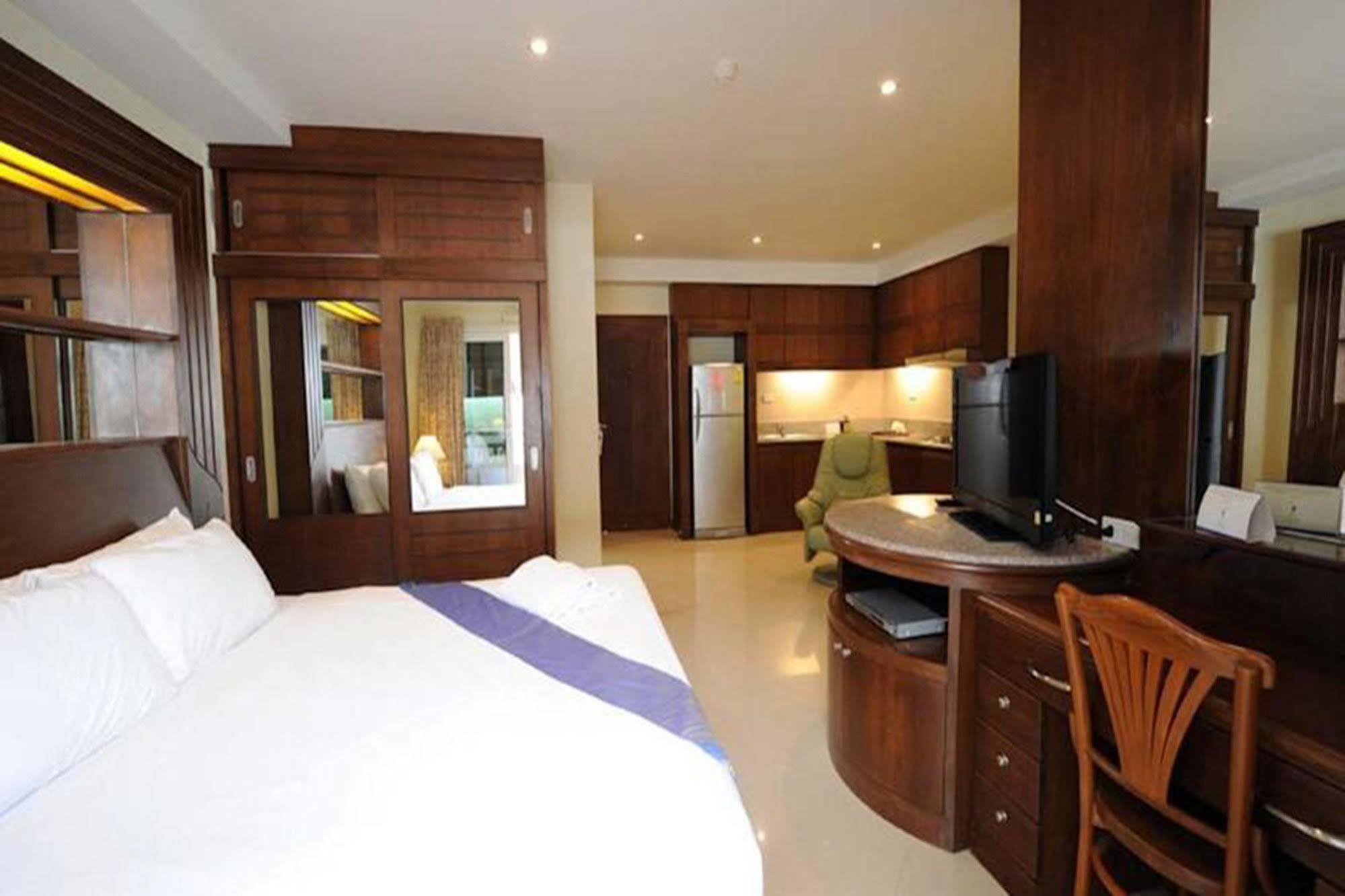 Whitehouse Condotel Pattaya Esterno foto