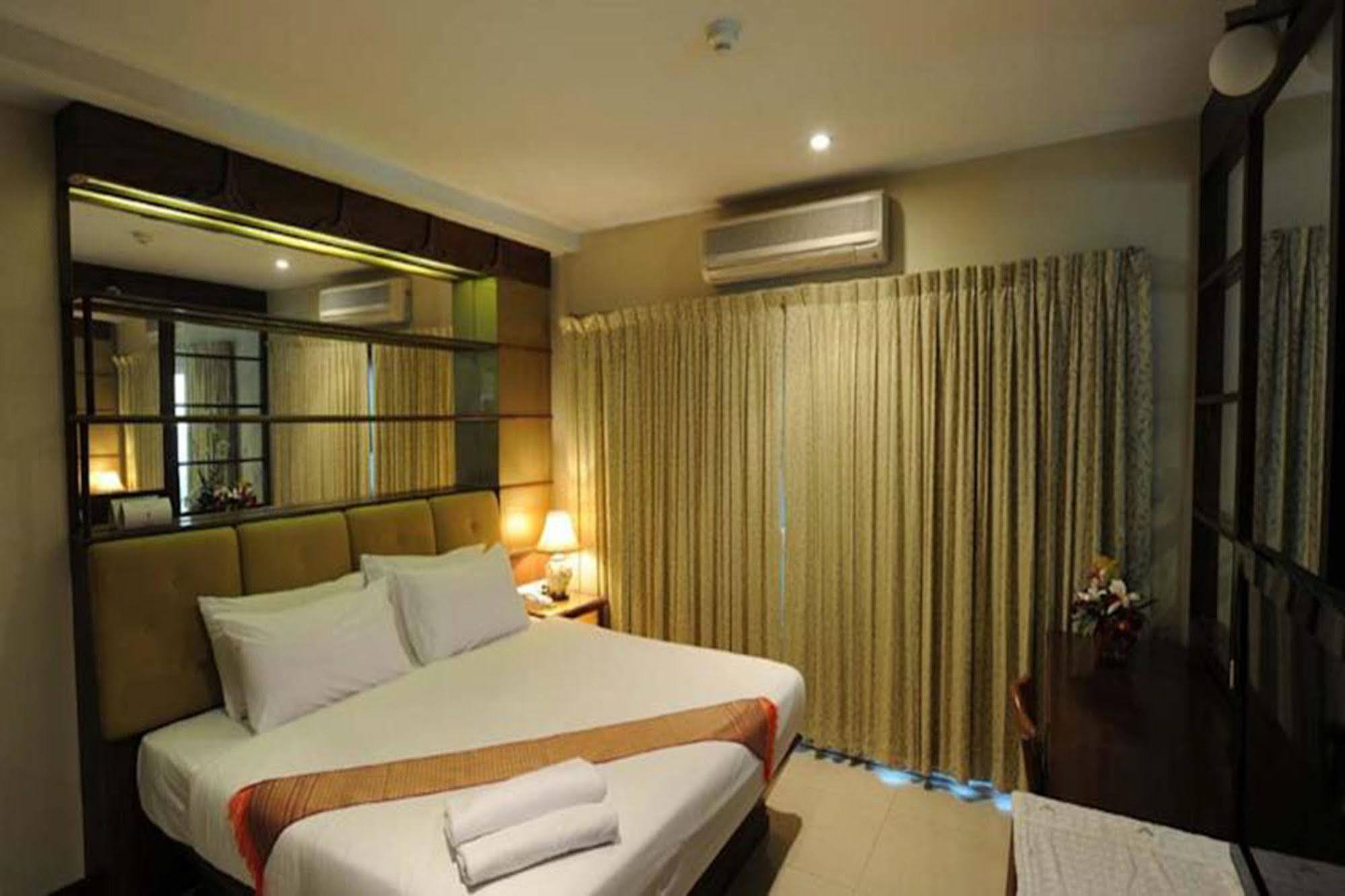 Whitehouse Condotel Pattaya Esterno foto