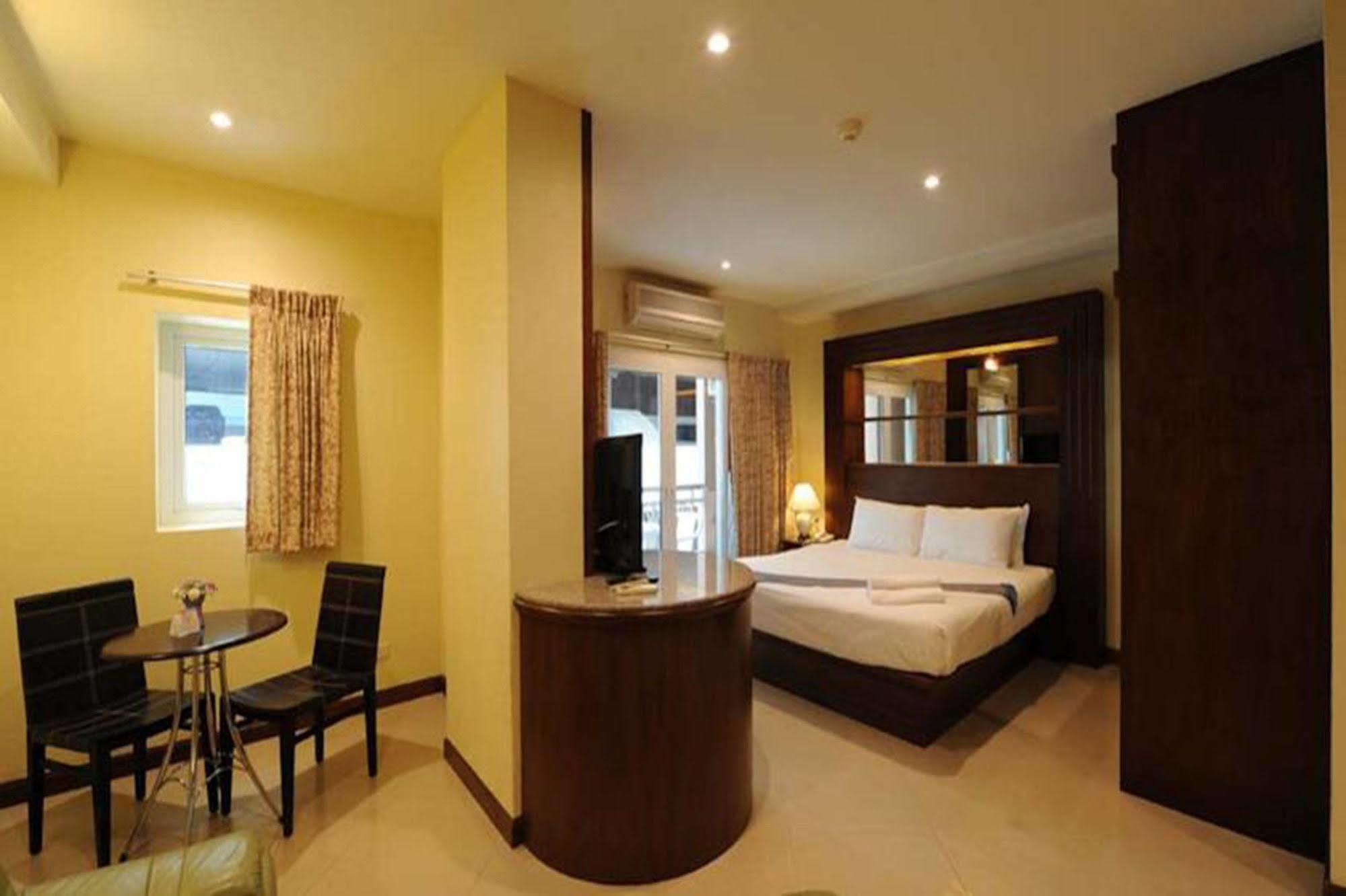 Whitehouse Condotel Pattaya Esterno foto